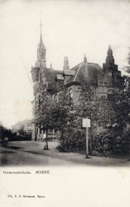 14319 Gezicht op de voor- en rechtergevel van het gemeentehuis annex postkantoor en politiebureau (Steenhoffstraat 2) ...